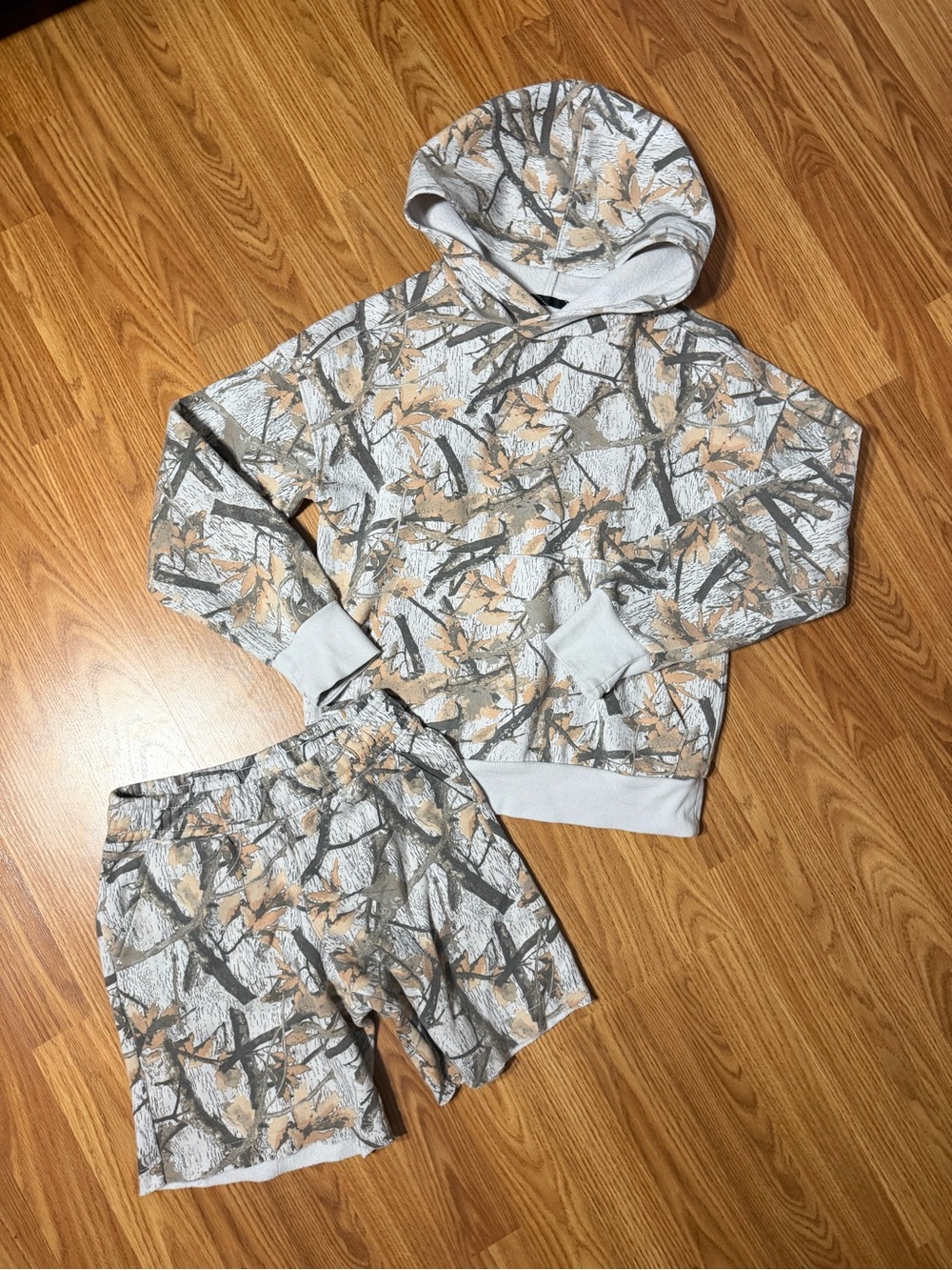 Boys size 8 Leaf Camo Hoodie & Shorts Set - Gray & Tan